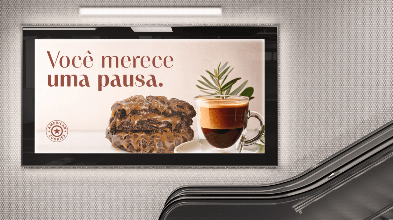 Painel com campanha de pausa para café e cookie