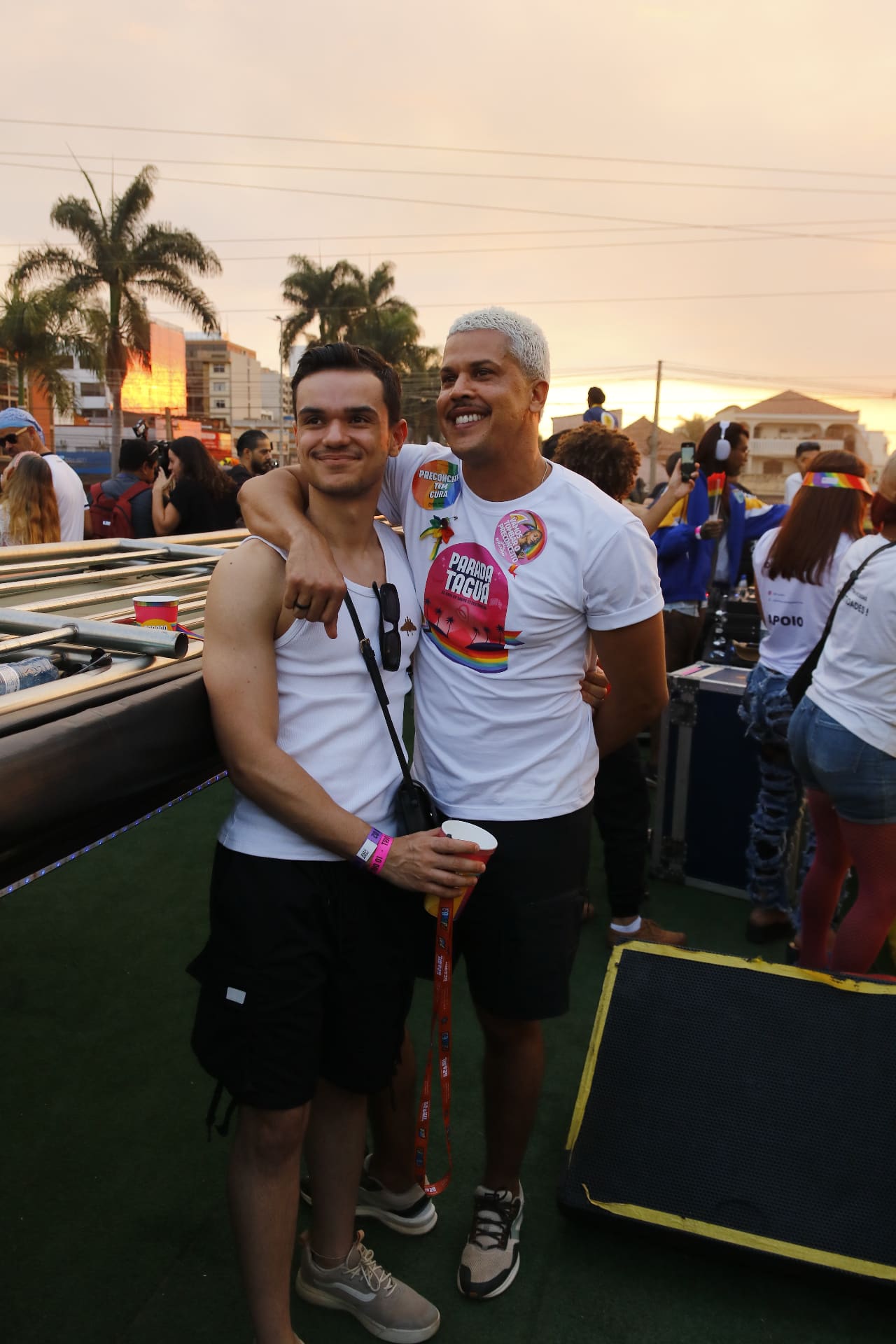 Casal celebrando na Parada LGBT de Taguatinga